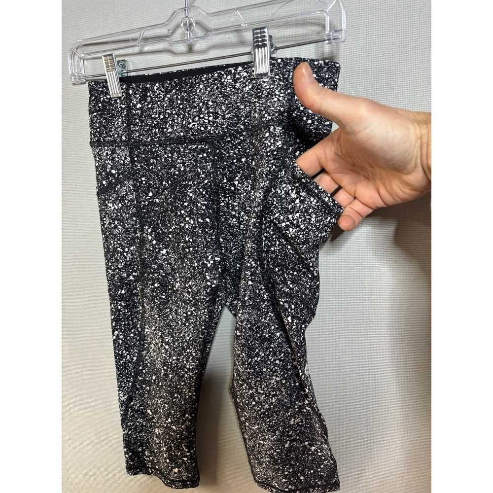 LULULEMON Capri Leggings 22" Sz 6  Black Splattered Paint - Picture 4 of 10